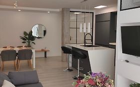 Casa Mallen, Con Amplia Terraza, En El Barrio De Nervion